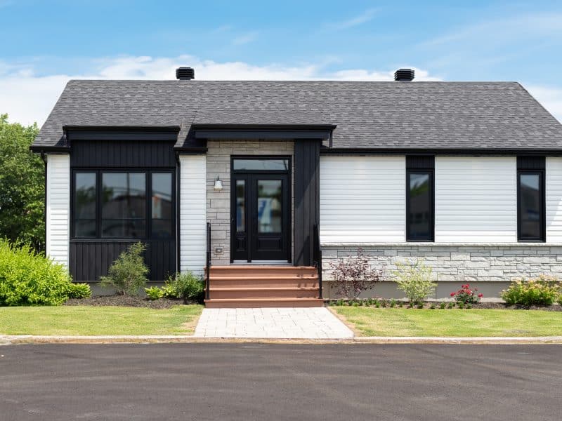 le Modèle Noova est un plain-pied de style contemporain. Nous voyons l'extérieur.