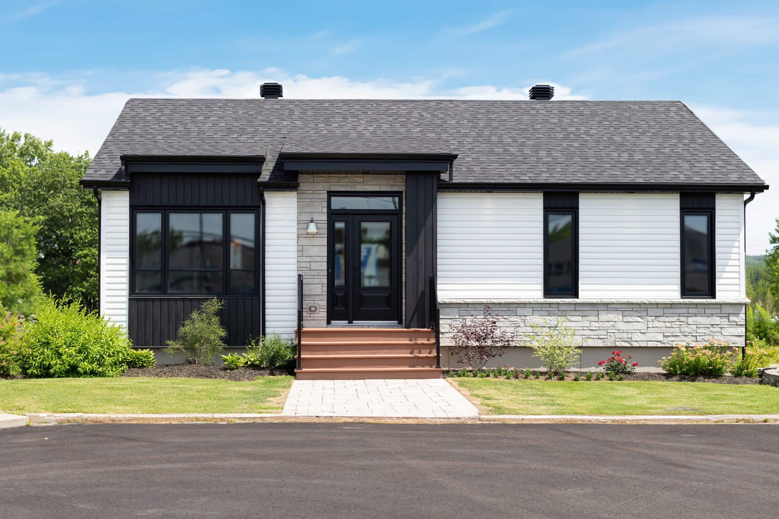 le Modèle Noova est un plain-pied de style contemporain. Nous voyons l'extérieur.