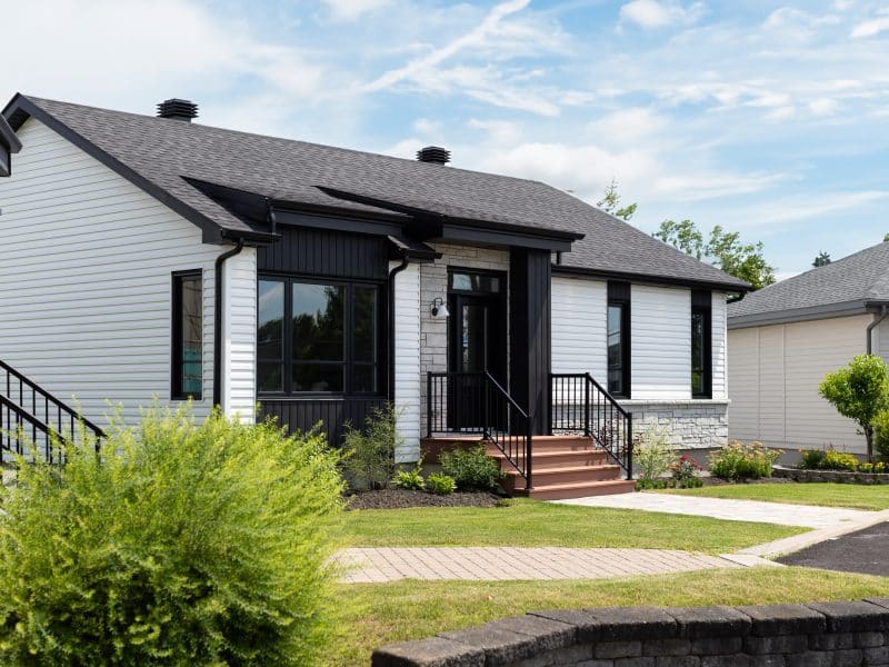 le Modèle Noova est un plain-pied de style contemporain. Nous voyons l'extérieur.