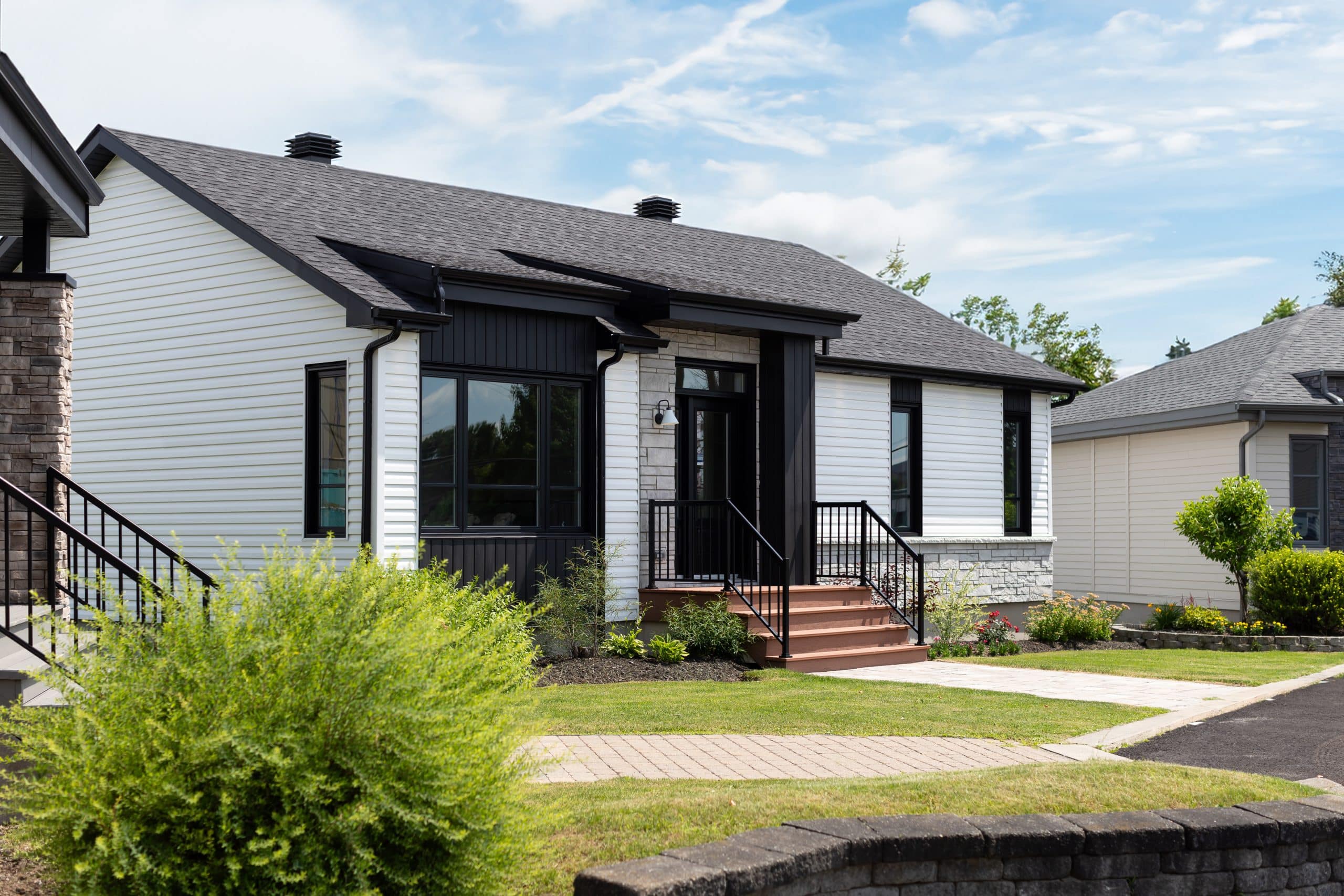 le Modèle Noova est un plain-pied de style contemporain. Nous voyons l'extérieur.