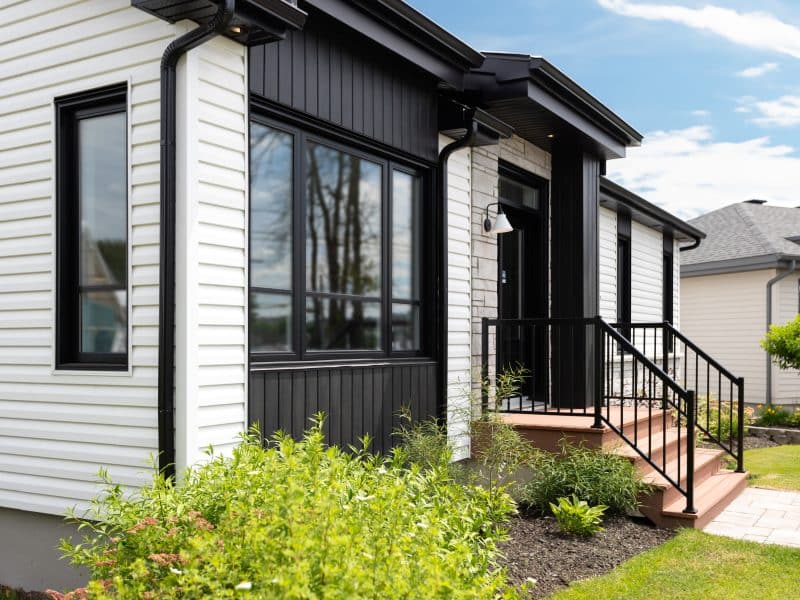 le Modèle Noova est un plain-pied de style contemporain. Nous voyons l'extérieur.