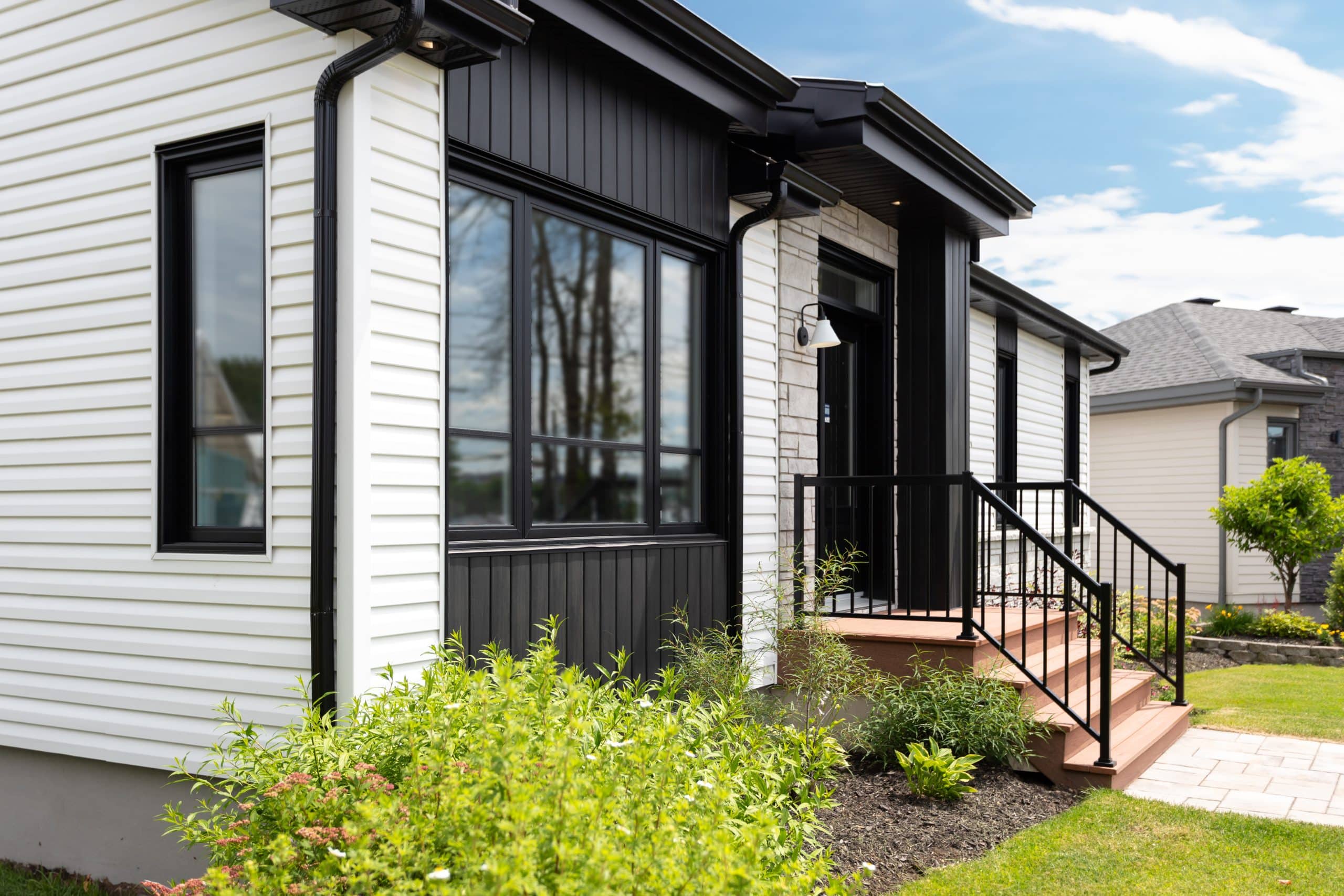 le Modèle Noova est un plain-pied de style contemporain. Nous voyons l'extérieur.