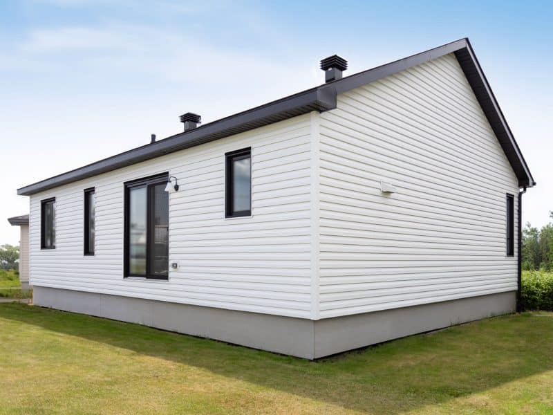 le Modèle Noova est un plain-pied de style contemporain. Nous voyons l'extérieur.