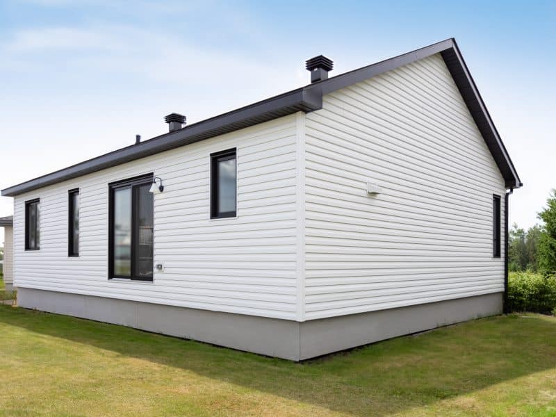 le Modèle Noova est un plain-pied de style contemporain. Nous voyons l'extérieur.