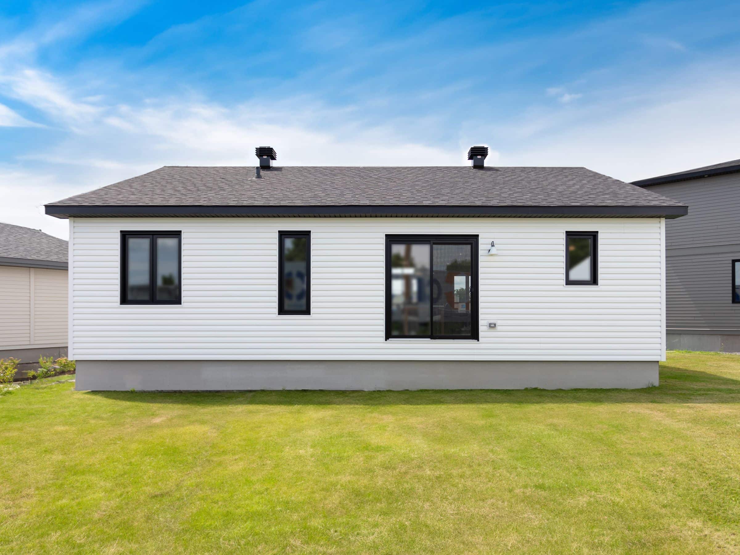 le Modèle Noova est un plain-pied de style contemporain. Nous voyons l'extérieur.