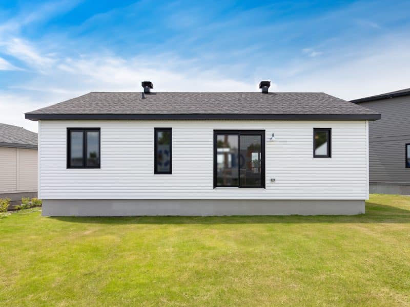 le Modèle Noova est un plain-pied de style contemporain. Nous voyons l'extérieur.