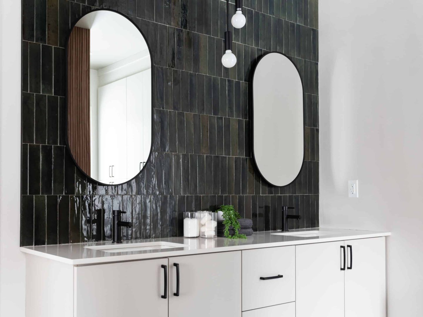 Une maison de plain-pied appelée Belvédère. Le premier étage est de style contemporain, vu de la salle de bain.