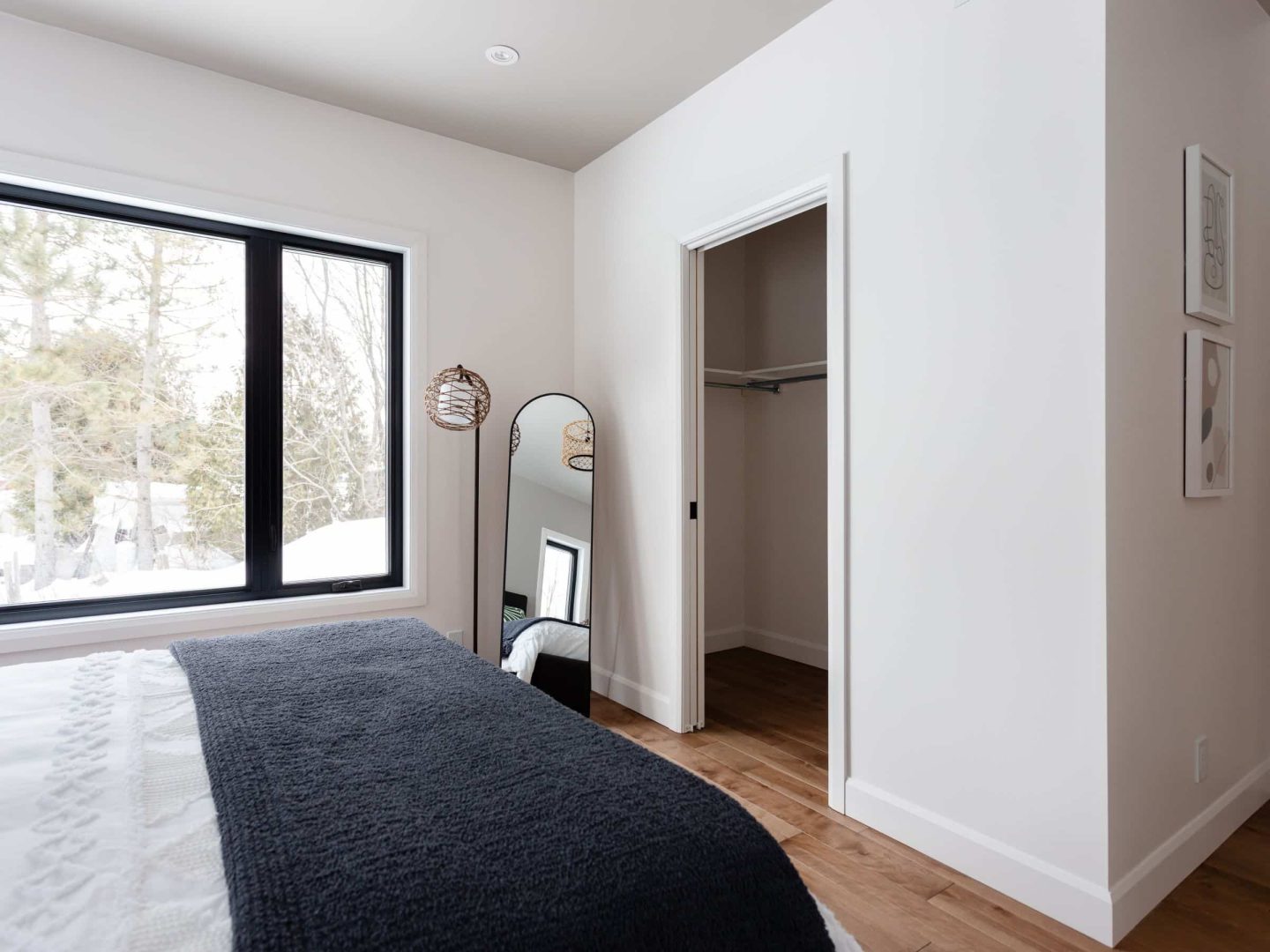 Une maison de plain-pied appelée Belvédère. Le premier étage est de style contemporain, vu de la chambre.