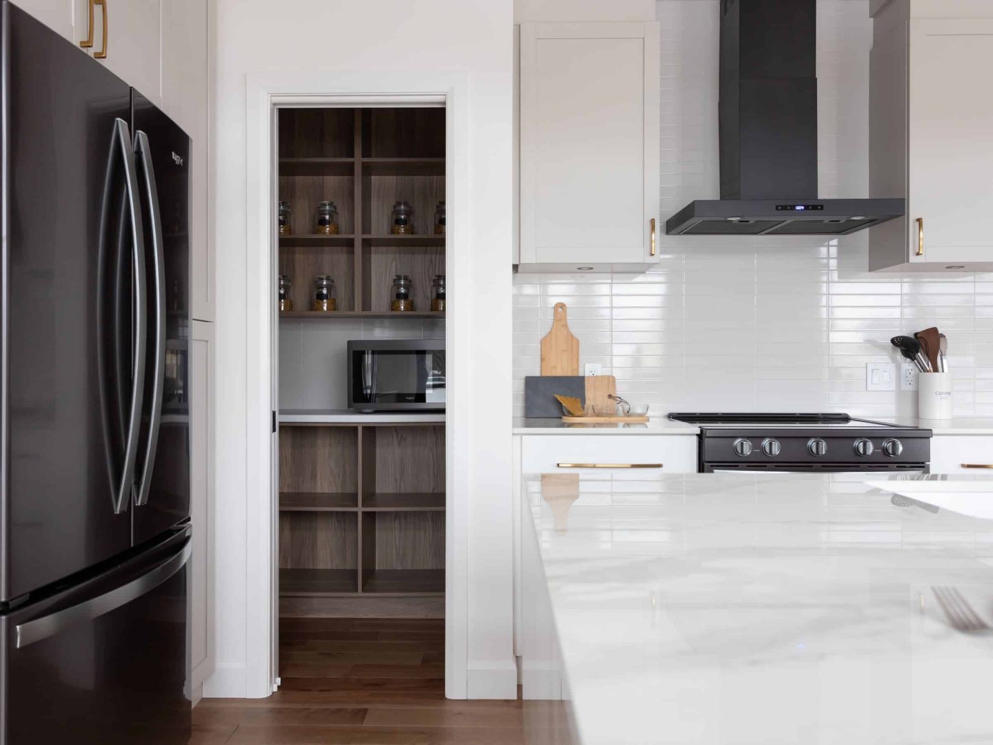 Une maison de plain-pied appelée Belvédère. Le premier étage est de style contemporain, vu de la cuisine.