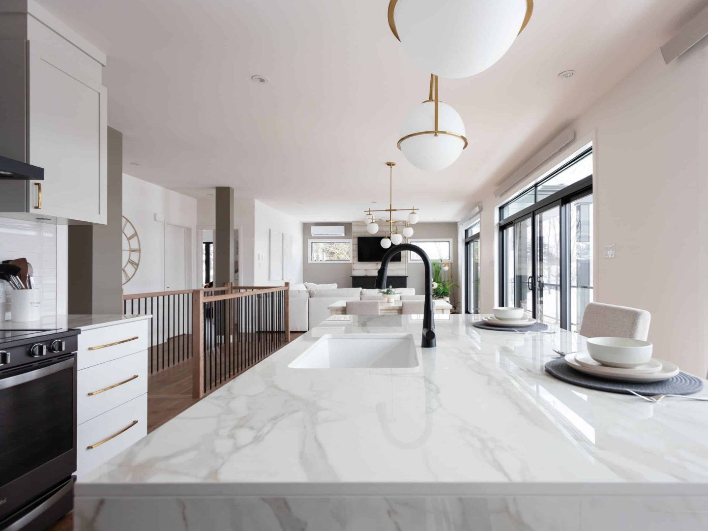 Une maison de plain-pied appelée Belvédère. Le premier étage est de style contemporain, vu de la cuisine.