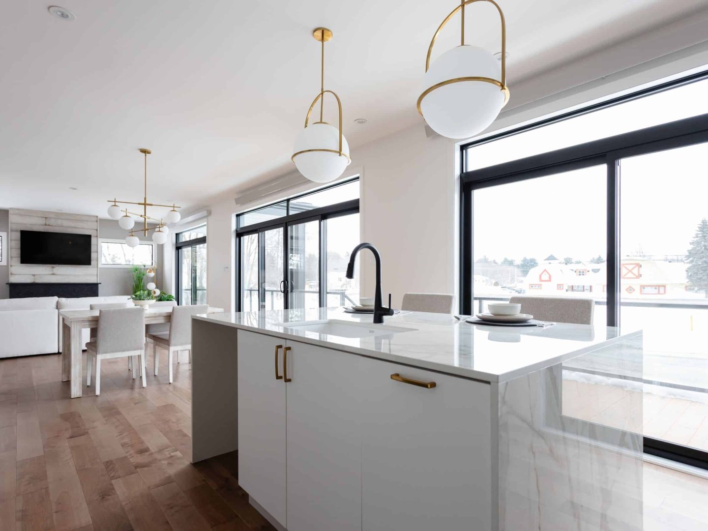 Une maison de plain-pied appelée Belvédère. Le premier étage est de style contemporain, vu de la cuisine.