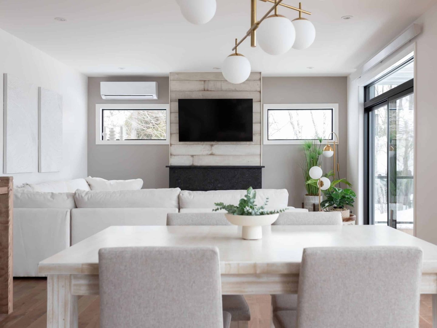 Une maison de plain-pied appelée Belvédère. Le premier étage est de style contemporain, vu du séjour.