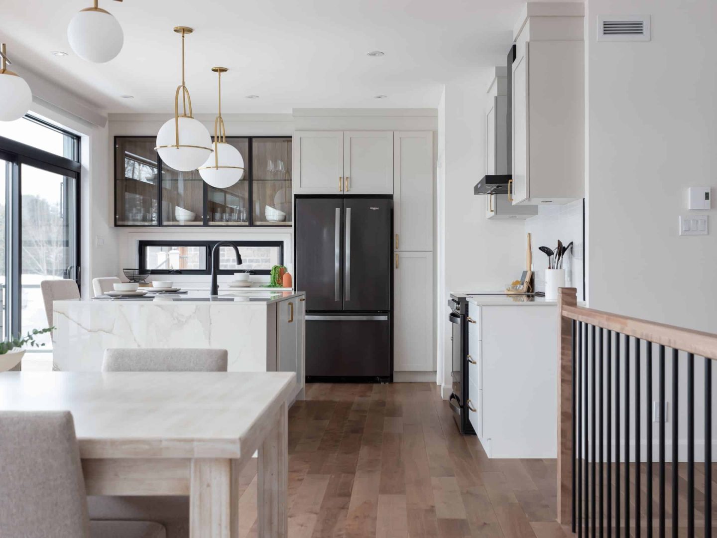 Une maison de plain-pied appelée Belvédère. Le premier étage est de style contemporain, vu de la cuisine.