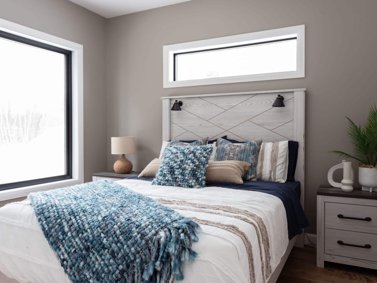 Une maison de plain-pied appelée Belvédère. Le premier étage est de style contemporain, vu de la chambre.