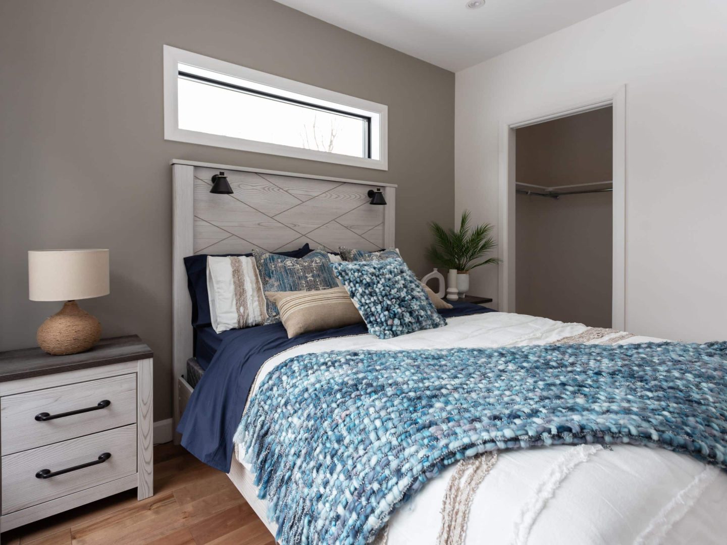 Une maison de plain-pied appelée Belvédère. Le premier étage est de style contemporain, vu de la chambre.