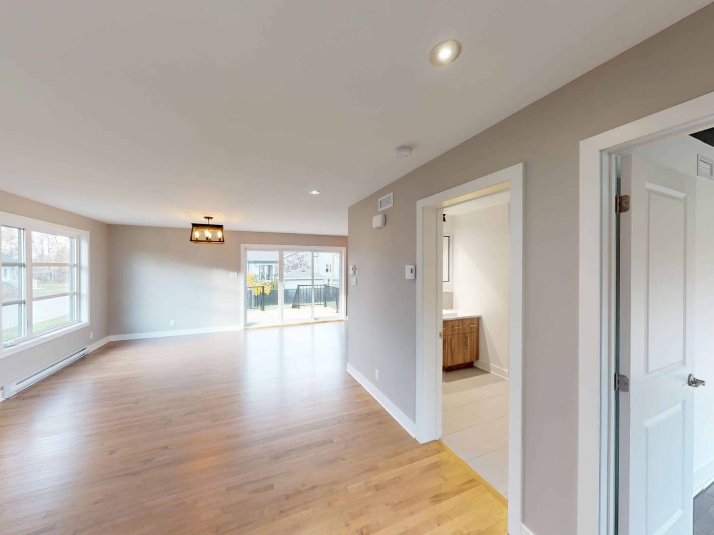 Jumelé / bi-génération préfabriquée plain-pied du modèle Magistral de style contemporain. Vue de l'intérieur couloir.