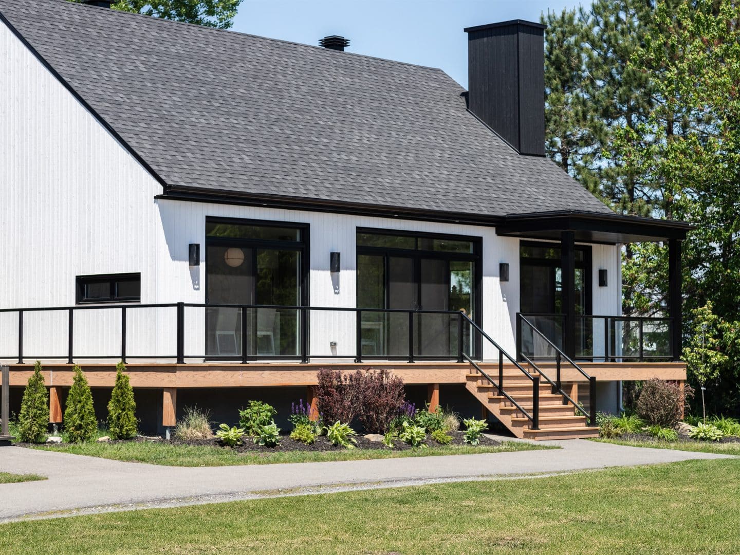 Une maison de plain-pied appelée Belvédère. Le premier étage est de style contemporain, vu de l'extérieur.