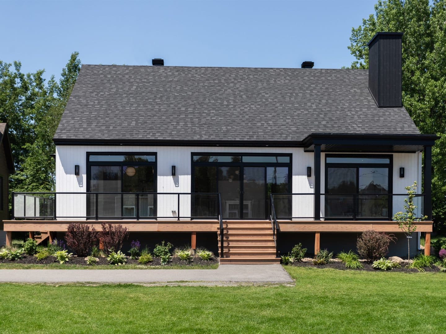 Une maison de plain-pied appelée Belvédère. Le premier étage est de style contemporain, vu de l'extérieur.