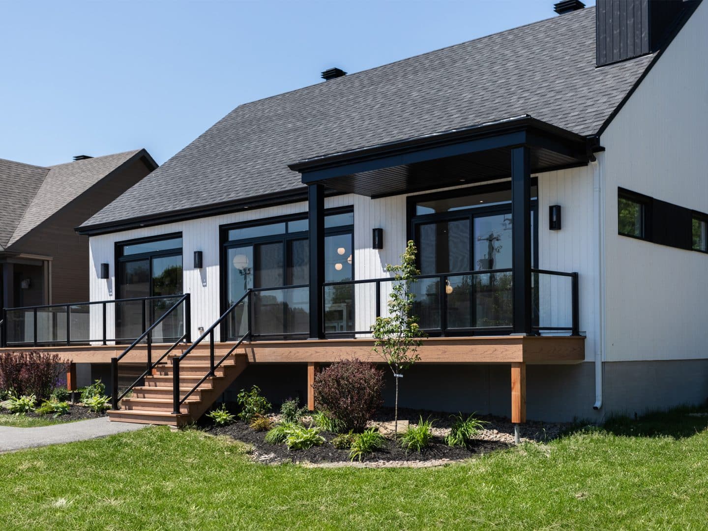 Une maison de plain-pied appelée Belvédère. Le premier étage est de style contemporain, vu de l'extérieur.