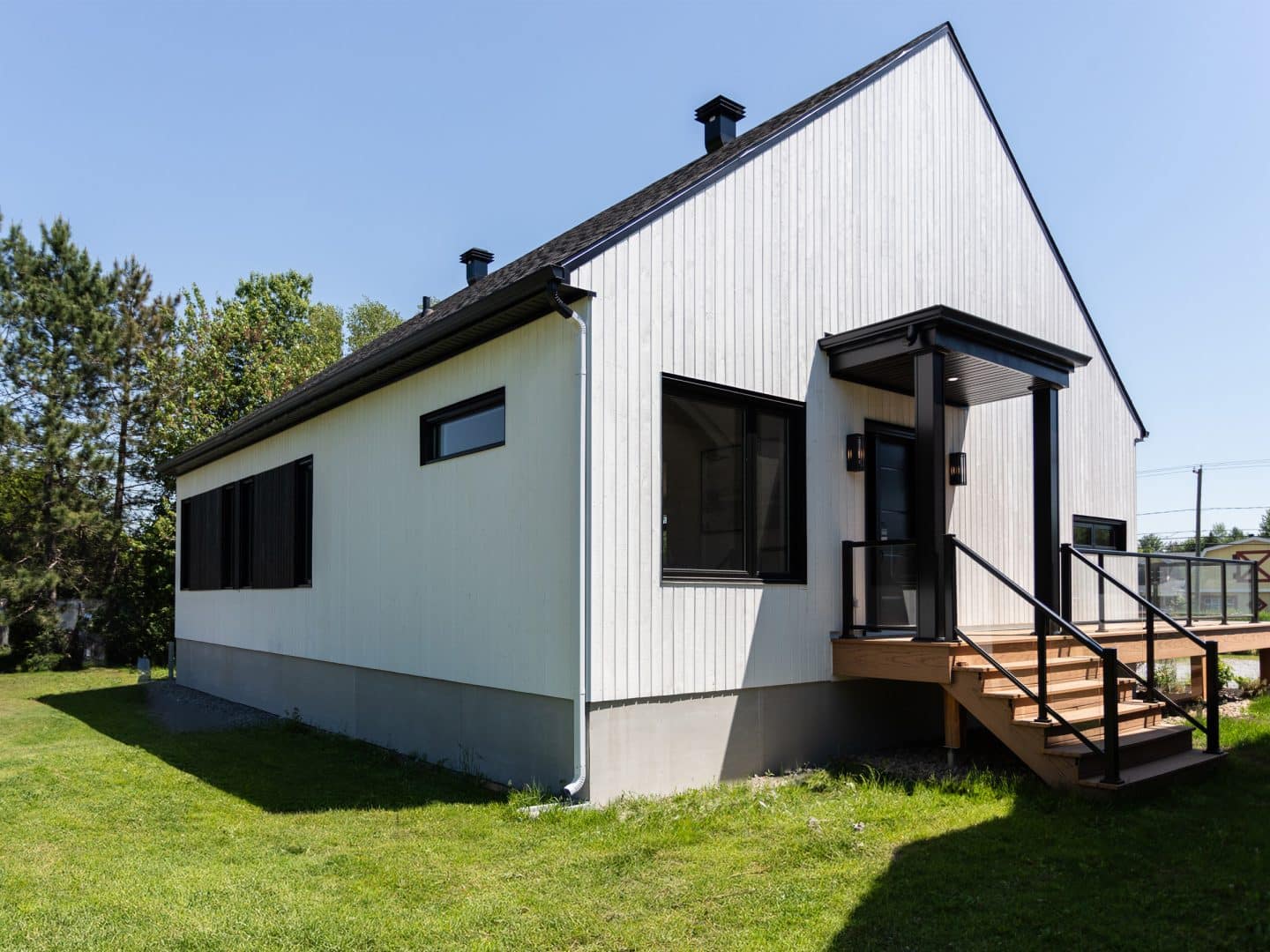 Une maison de plain-pied appelée Belvédère. Le premier étage est de style contemporain, vu de l'extérieur.