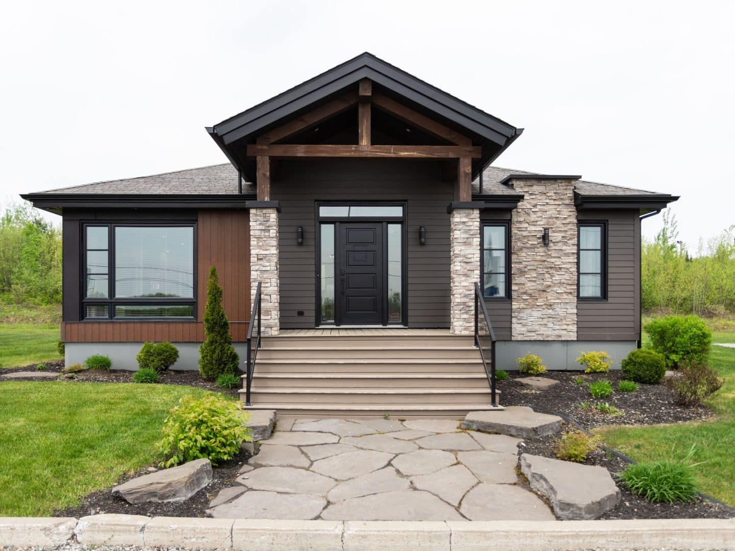 Une maison de plain-pied appelée Urbana. Le premier étage est de style contemporain, vu de l'extérieur.