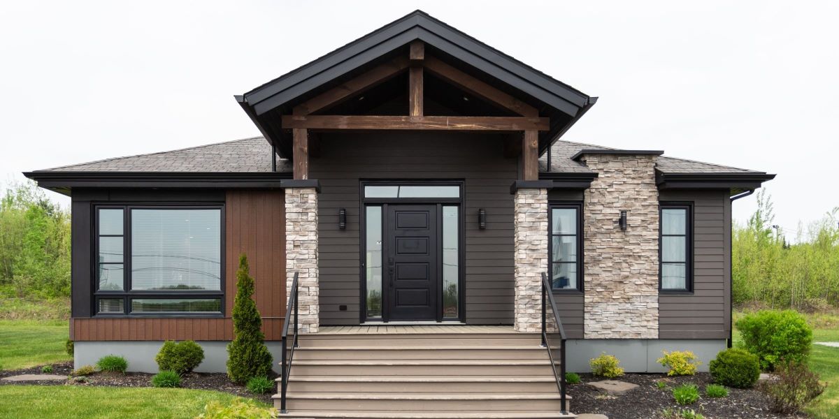 Un plain-pied nommé Urbana. Il possède un étage de style contemporain, vu de l'extérieur.