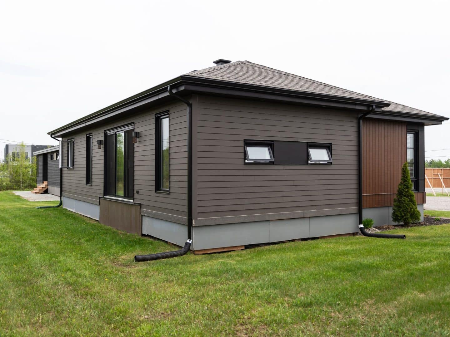 Une maison de plain-pied appelée Urbana. Le premier étage est de style contemporain, vu de l'extérieur.