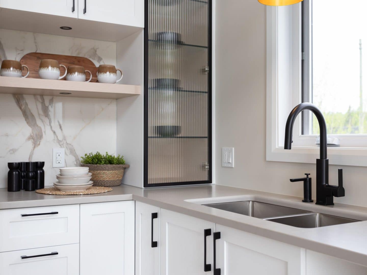 L'Esplanade est un chalet de style méditerranéen. Une réalisation réel avec la vue de la cuisine.