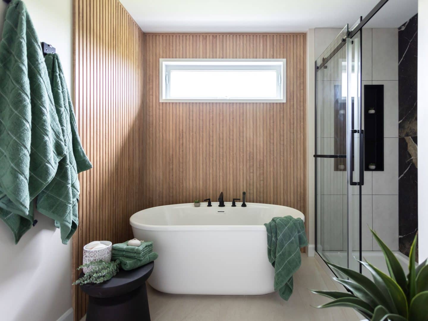 L'Esplanade est un chalet de style méditerranéen. Une réalisation réel avec la vue de la salle de bain.