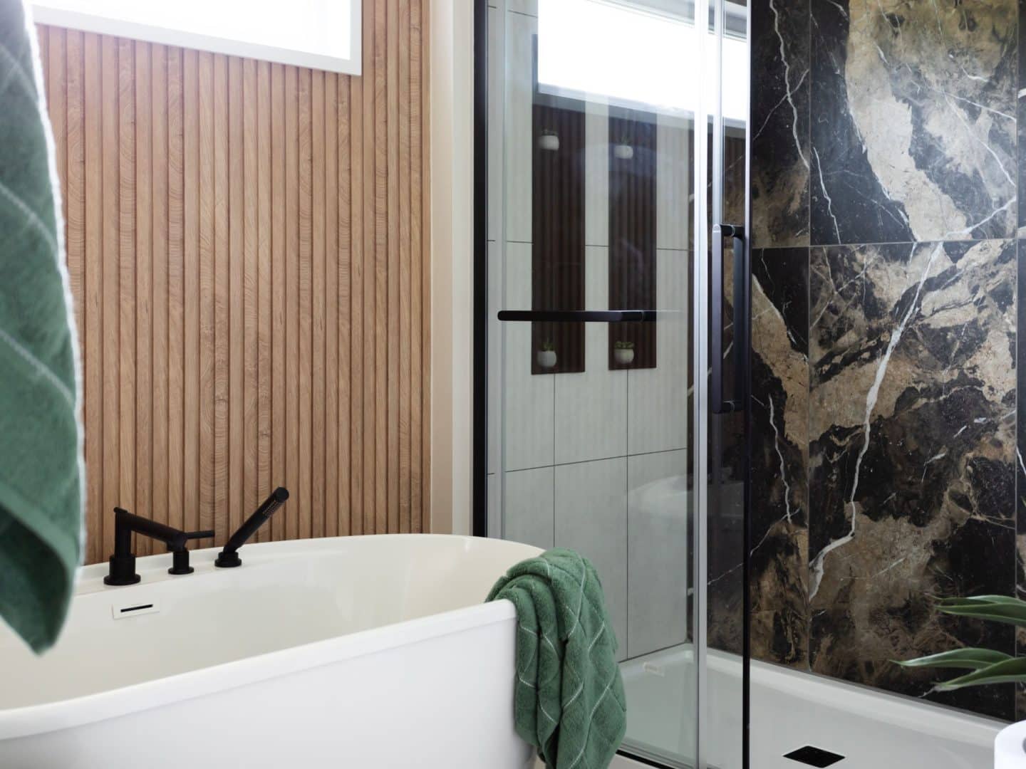 L'Esplanade est un chalet de style méditerranéen. Une réalisation réel avec la vue de la salle de bain.