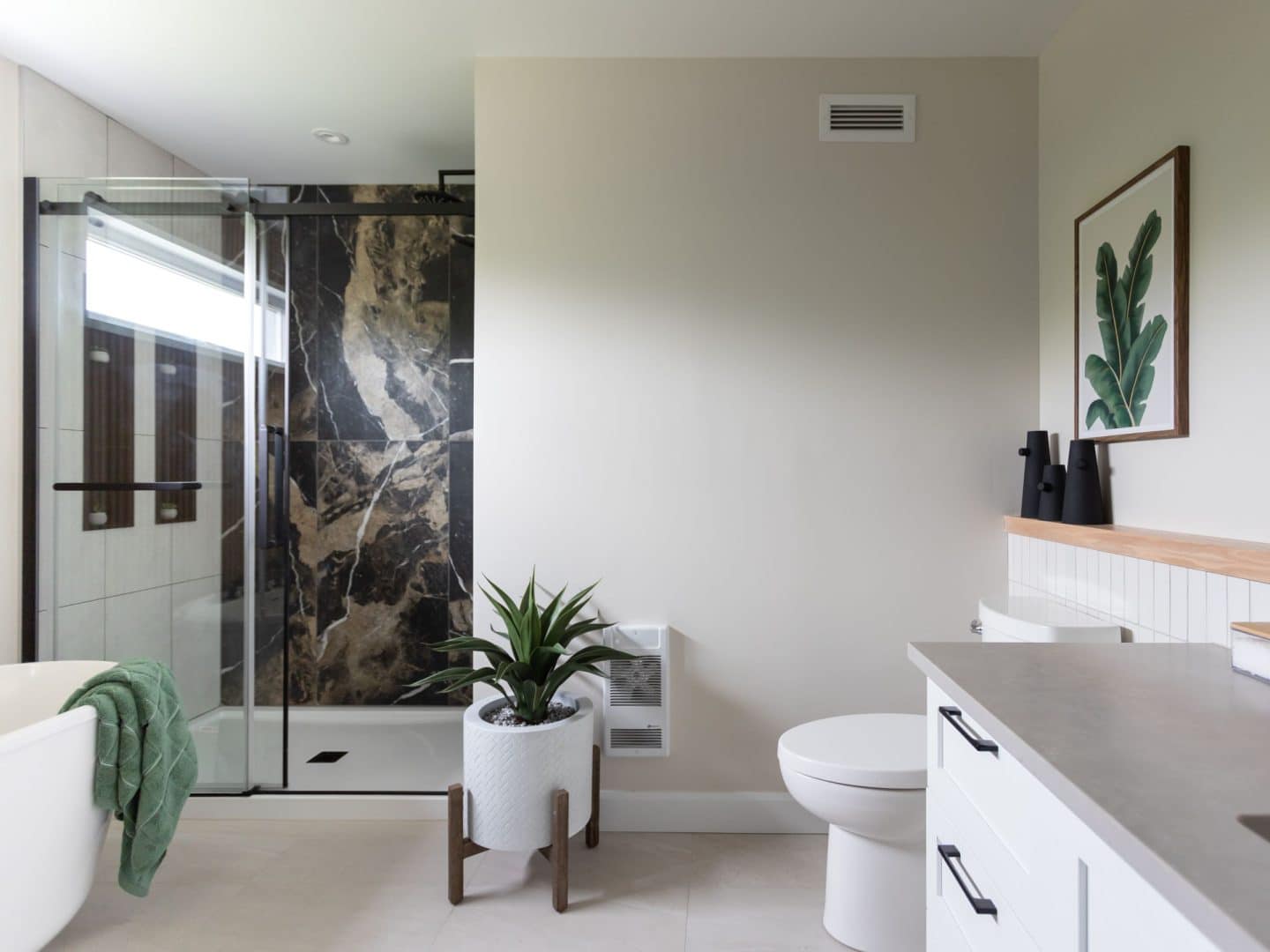 L'Esplanade est un chalet de style méditerranéen. Une réalisation réel avec la vue de la salle de bain.