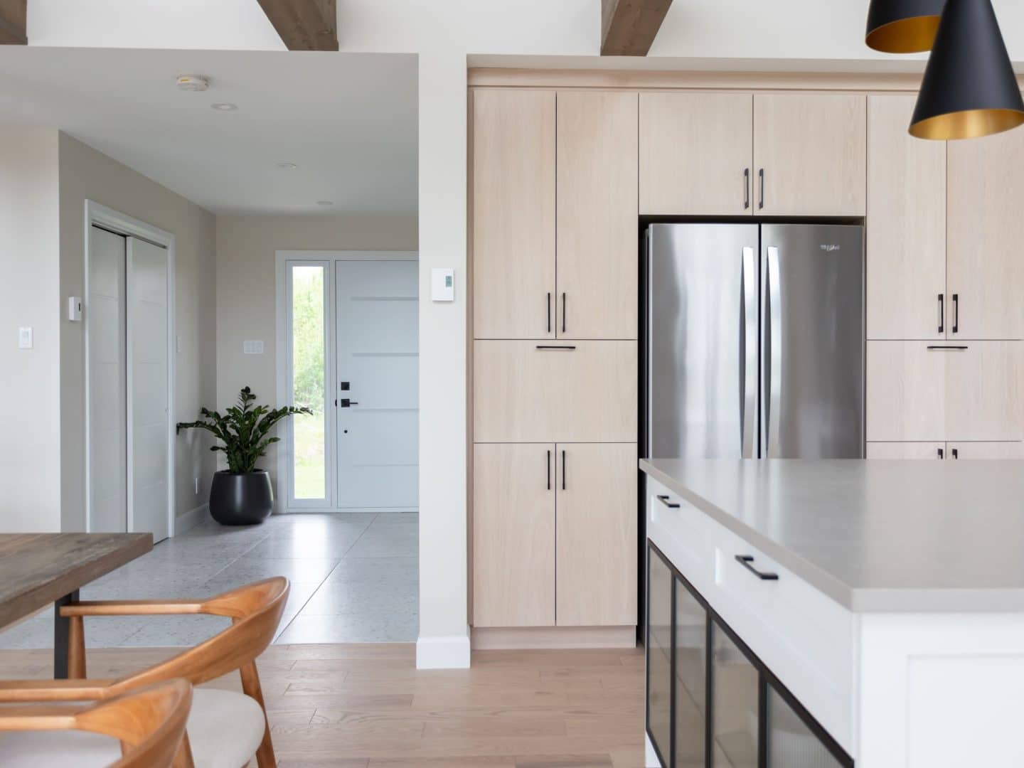 L'Esplanade est un chalet de style méditerranéen. Une réalisation réel avec la vue de la cuisine.