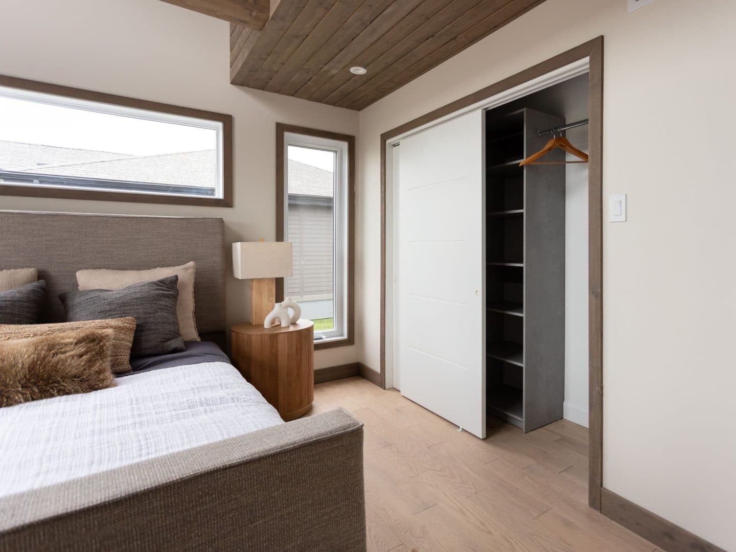 L'Esplanade est un chalet de style méditerranéen. Une réalisation réel avec la vue de la chambre principale.