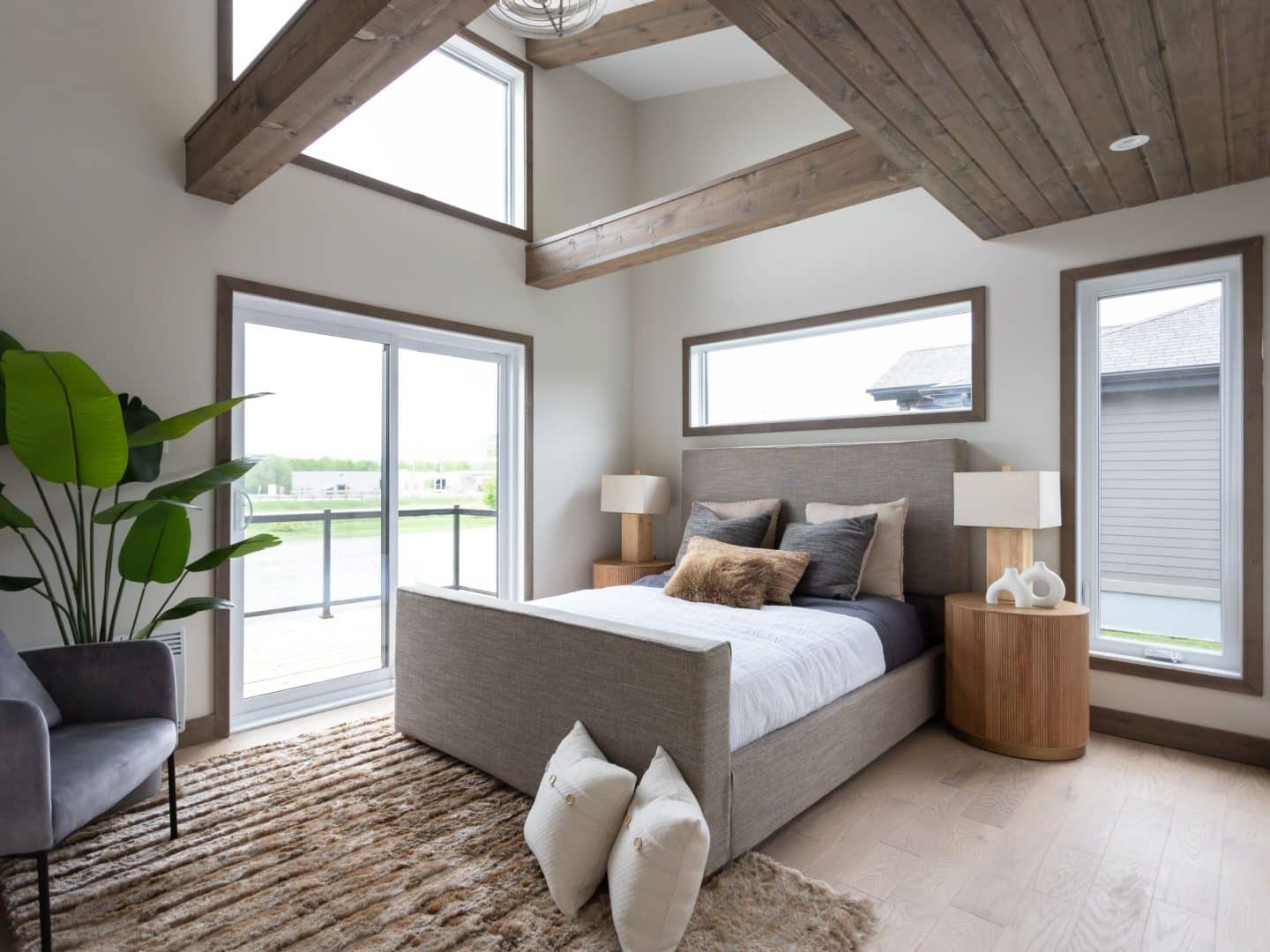 L'Esplanade est un chalet de style méditerranéen. Une réalisation réel avec la vue de la chambre principale.