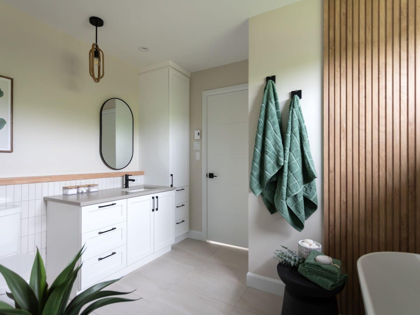 L'Esplanade est un chalet de style méditerranéen. Une réalisation réel avec la vue de la salle de bain.