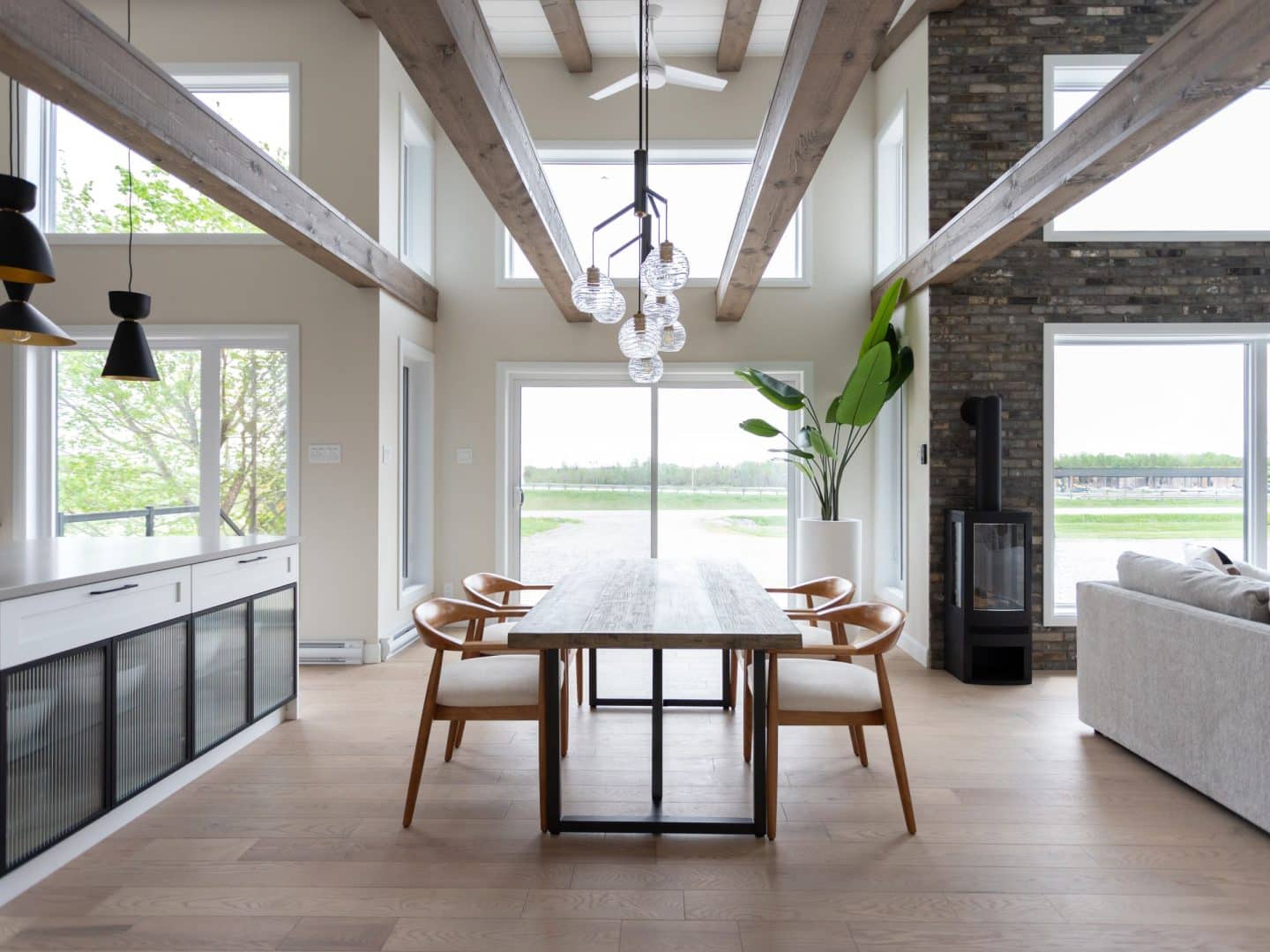 L'Esplanade est un chalet de style méditerranéen. Une réalisation réel avec la vue de la salle a manger.