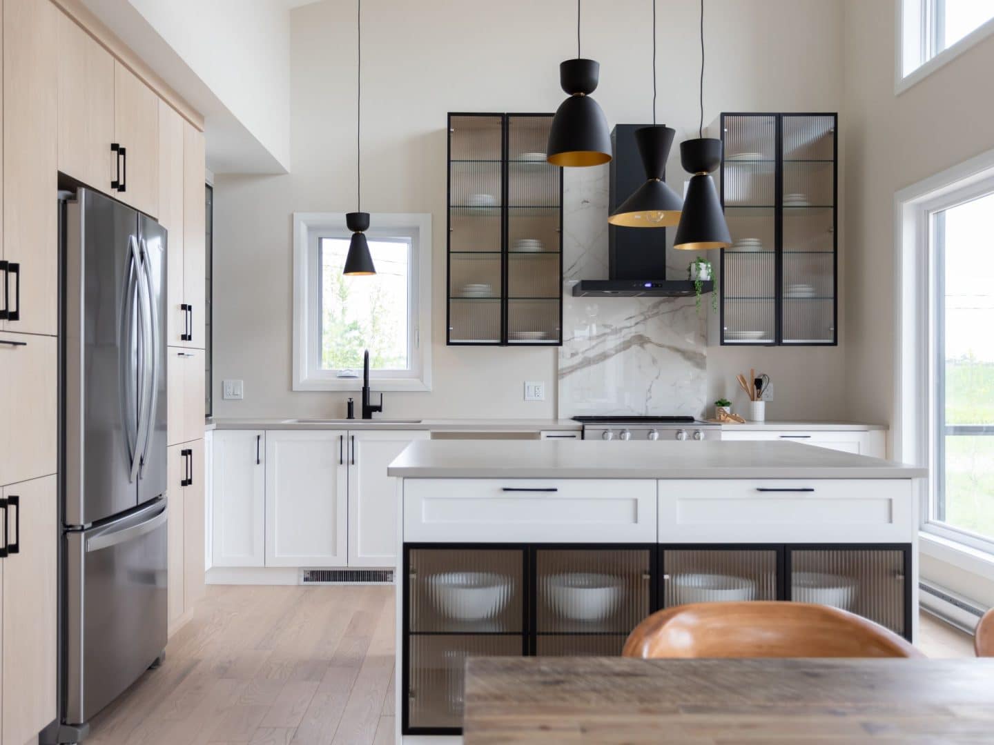 L'Esplanade est un chalet de style méditerranéen. Une réalisation réel avec la vue de la cuisine.