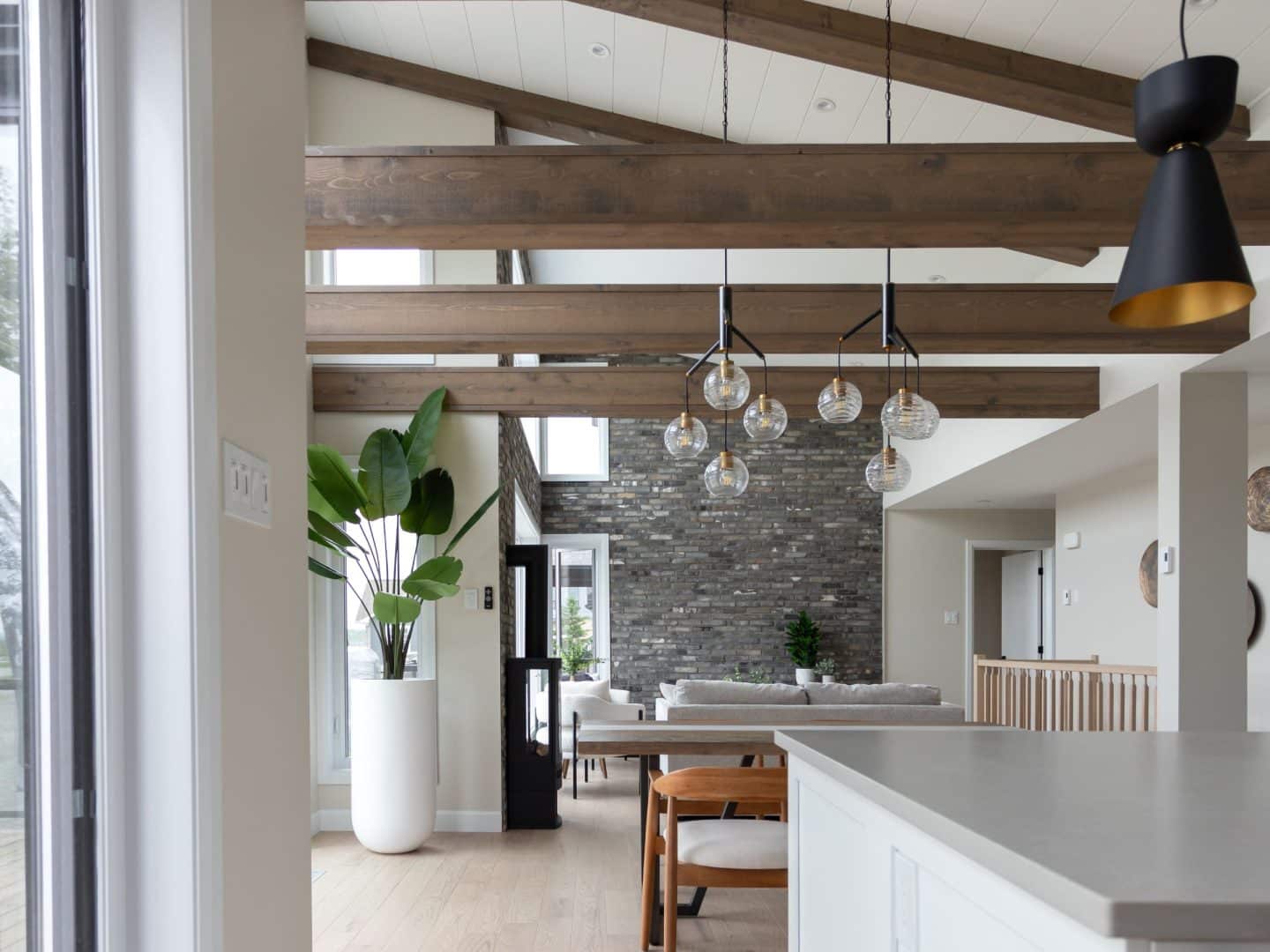 L'Esplanade est un chalet de style méditerranéen. Une réalisation réel avec la vue de la cuisine.