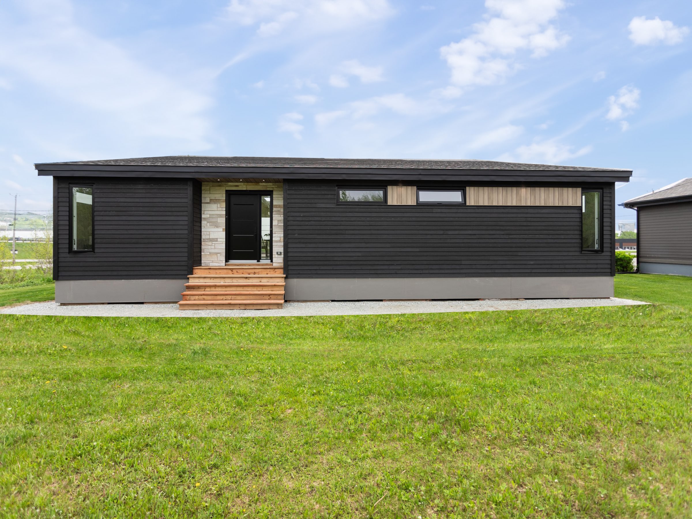 L'Esplanade est un chalet de style méditerranéen. Une réalisation réel avec la vue de l'extérieur.