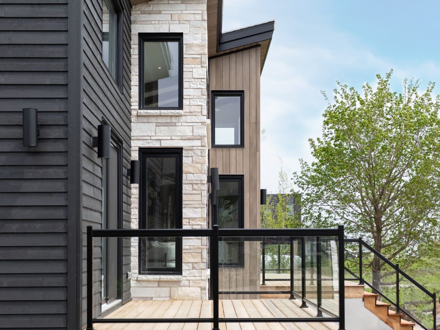 L'Esplanade est un chalet de style méditerranéen. Une réalisation réel avec la vue de l'extérieur.