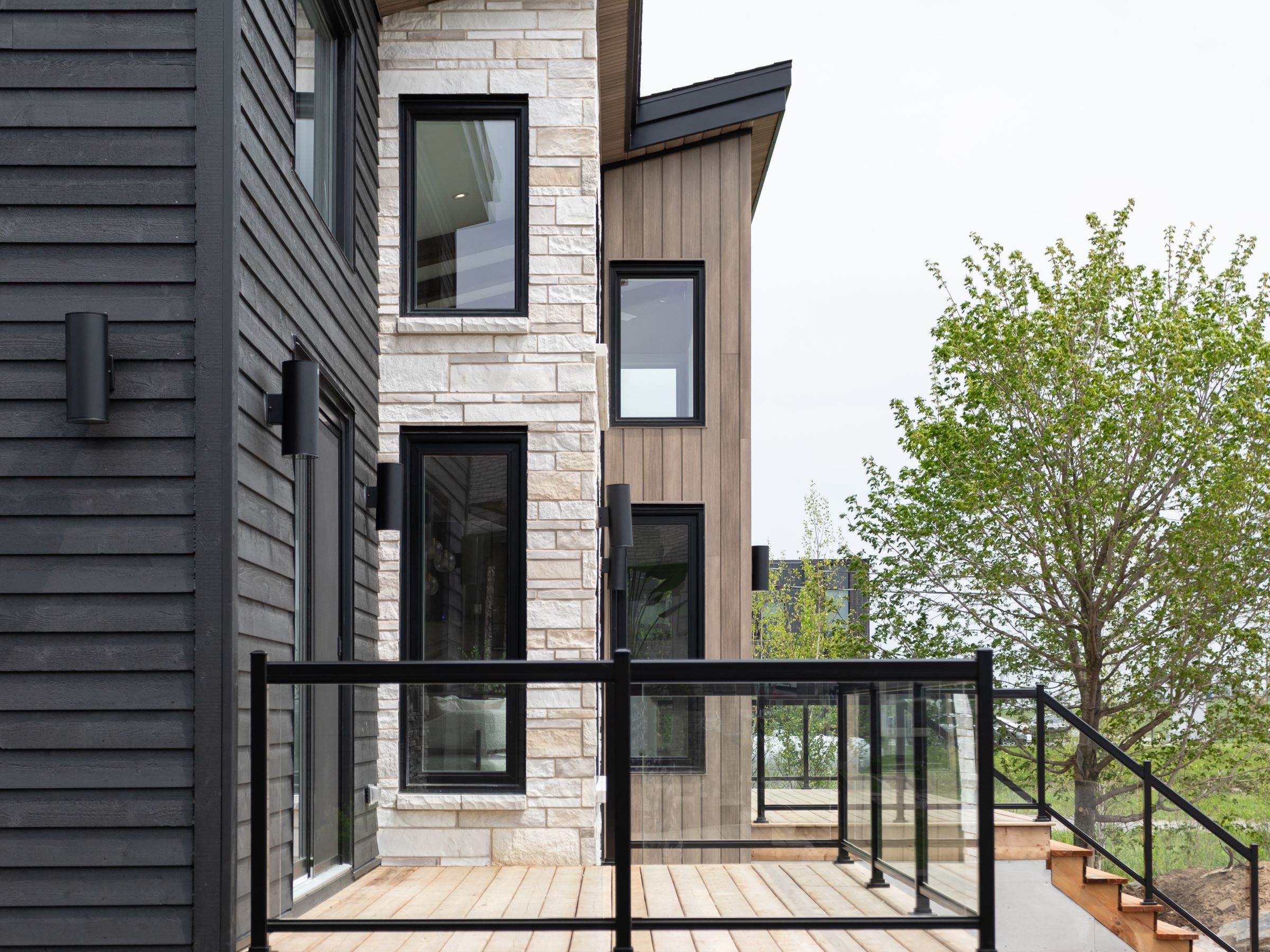 L'Esplanade is a Mediterranean-style chalet. A real realization with the view from the outside.