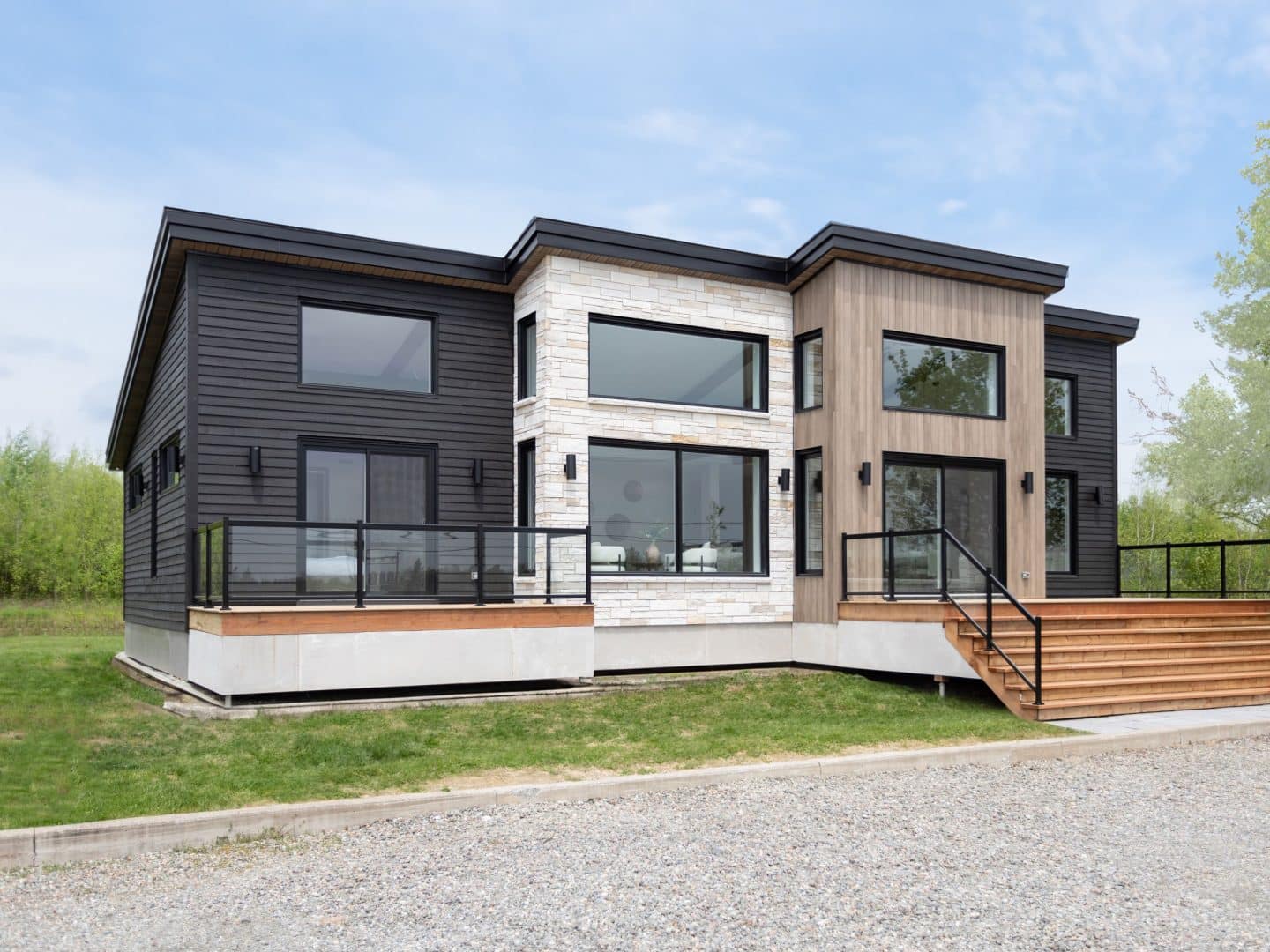 L'Esplanade est un chalet de style méditerranéen. Une réalisation réel avec la vue de l'extérieur.