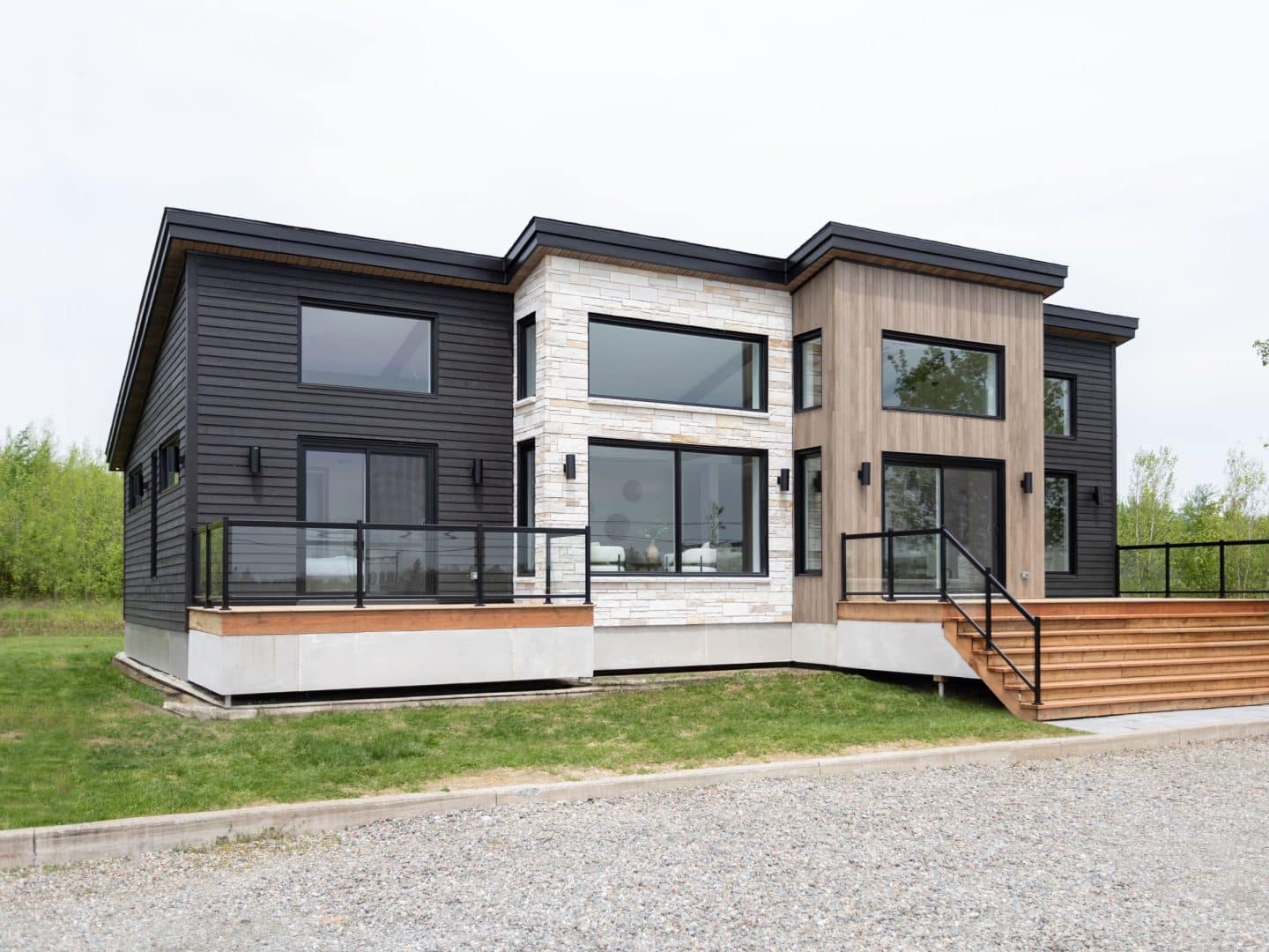 L'Esplanade is a Mediterranean-style chalet. A real realization with the view from the outside.