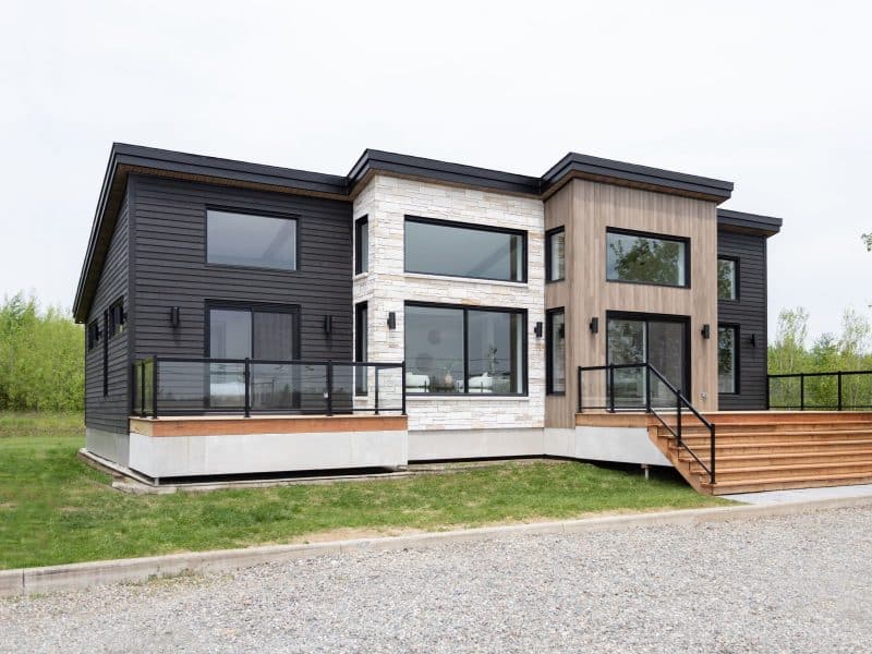 L'Esplanade is a Mediterranean-style chalet. A real realization with the view from the outside.