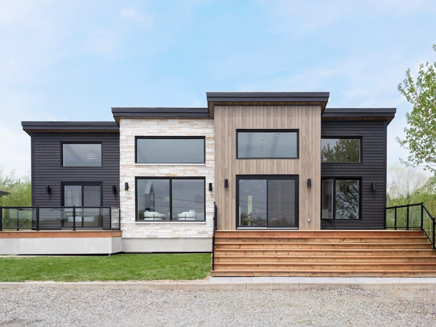 L'Esplanade est un chalet de style méditerranéen. Une réalisation réel avec la vue de l'extérieur.