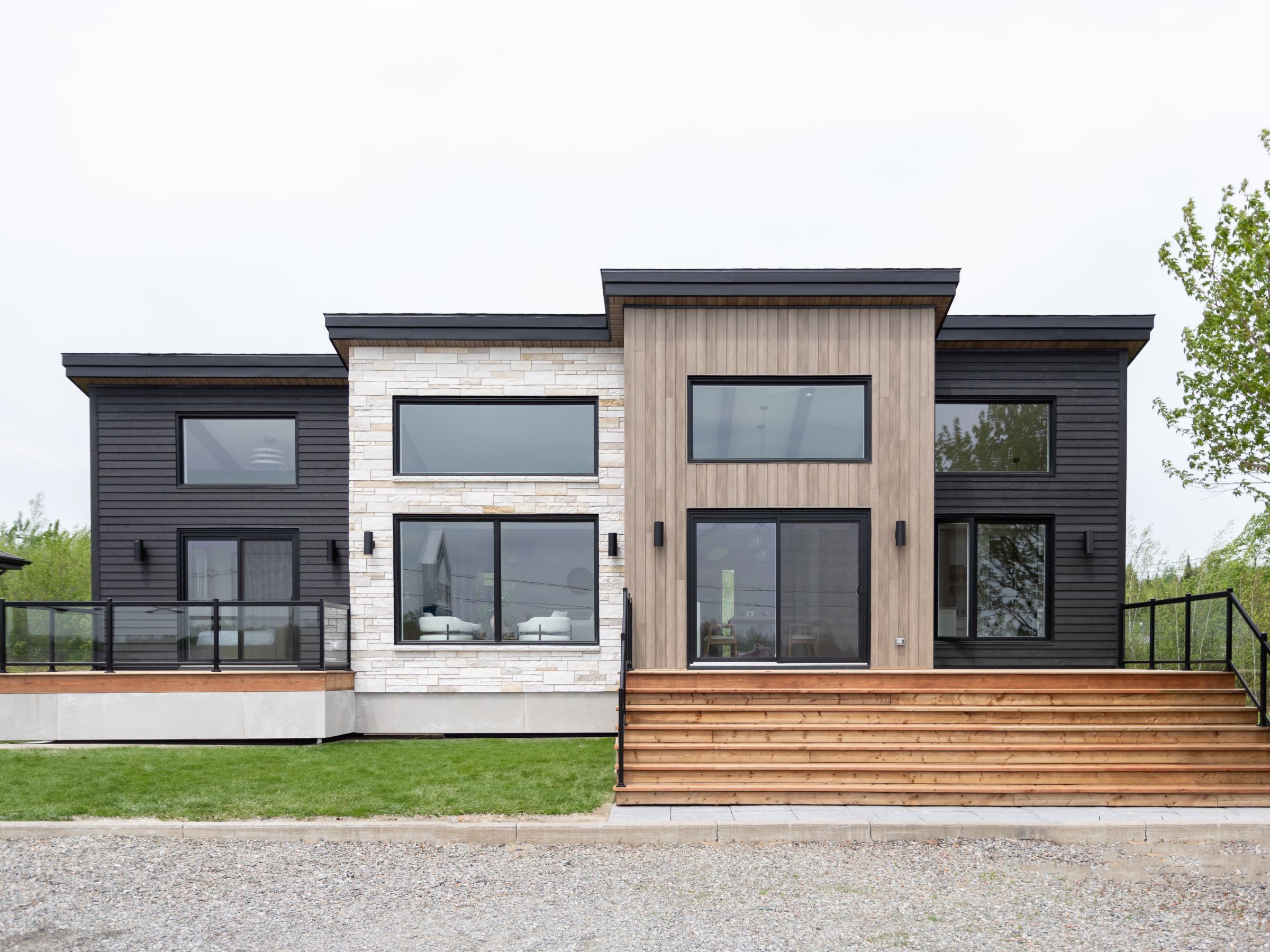 L'Esplanade est un chalet de style méditerranéen. Une réalisation réel avec la vue de l'extérieur.