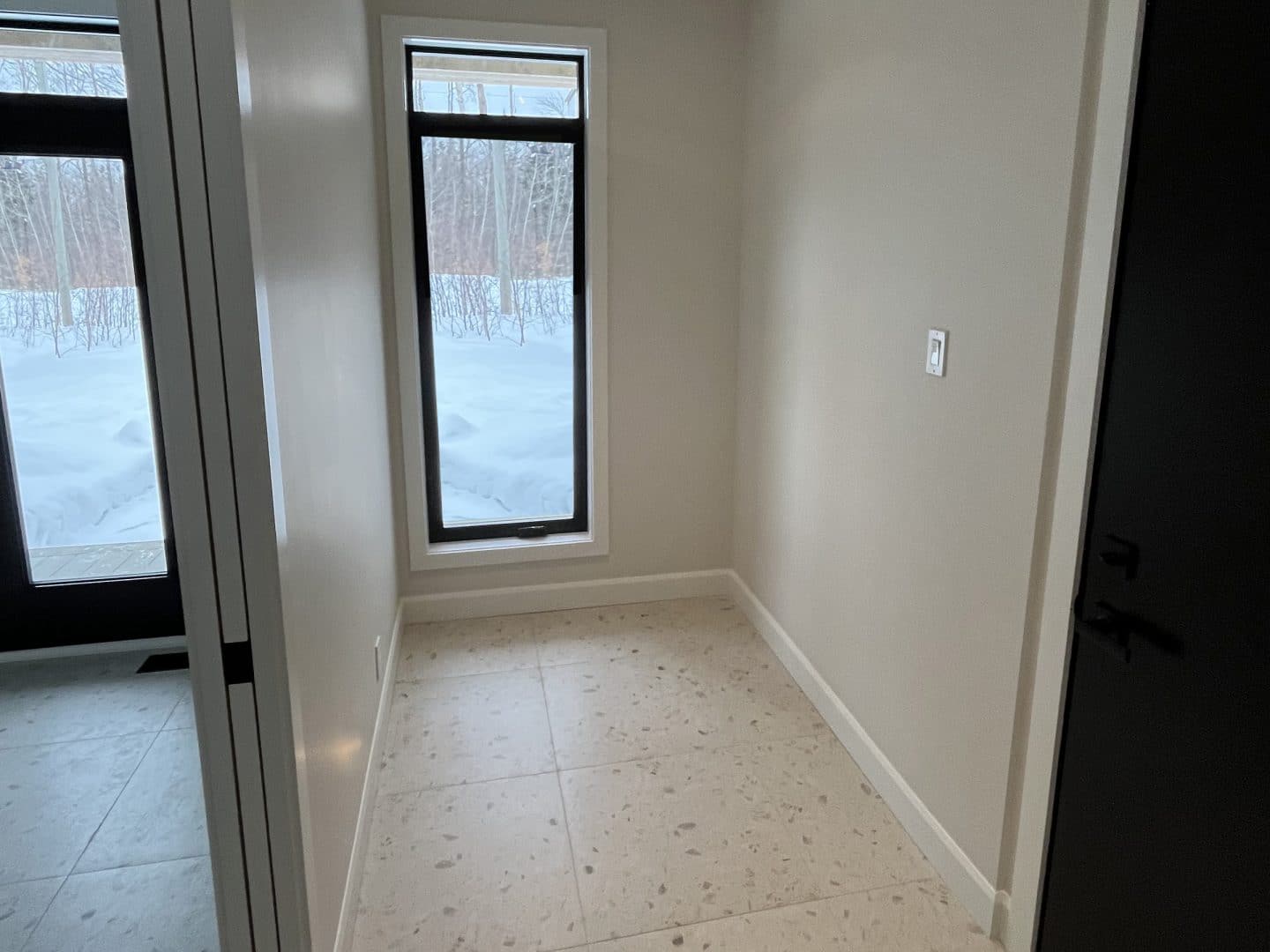 Une réalisation d'une maison ProFab d'un prestigieux plain-pied de style farmhouse contemporain construit sur mesure. Vu du mudroom.