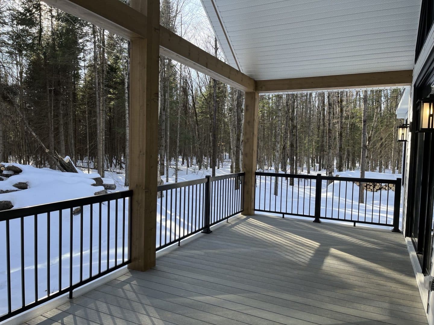 Une réalisation d'une maison ProFab d'un prestigieux plain-pied de style farmhouse contemporain construit sur mesure. Vu du séjour extérieur.