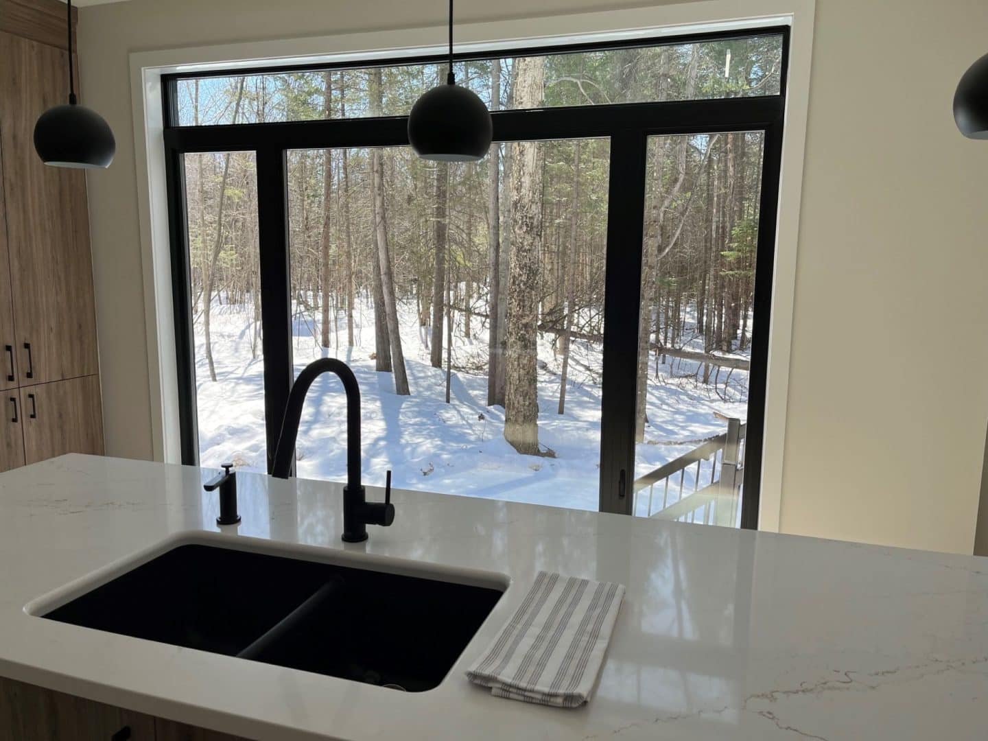 Une réalisation d'une maison ProFab d'un prestigieux plain-pied de style farmhouse contemporain construit sur mesure. Vu de la cuisine.