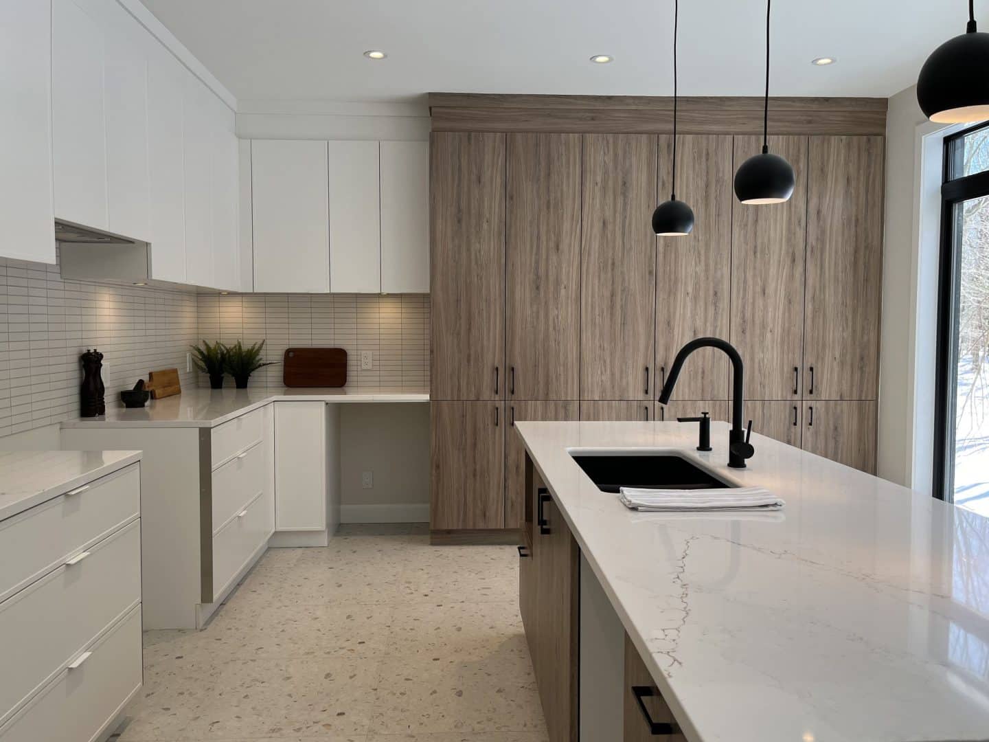 Une réalisation d'une maison ProFab d'un prestigieux plain-pied de style farmhouse contemporain construit sur mesure. Vu de la cuisine.